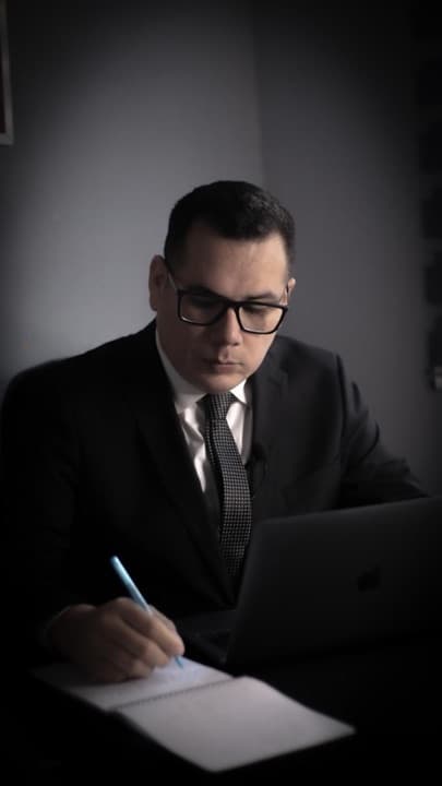 Raúl Zúñiga Órdenes revisando una carpeta en las oficinas del estudio