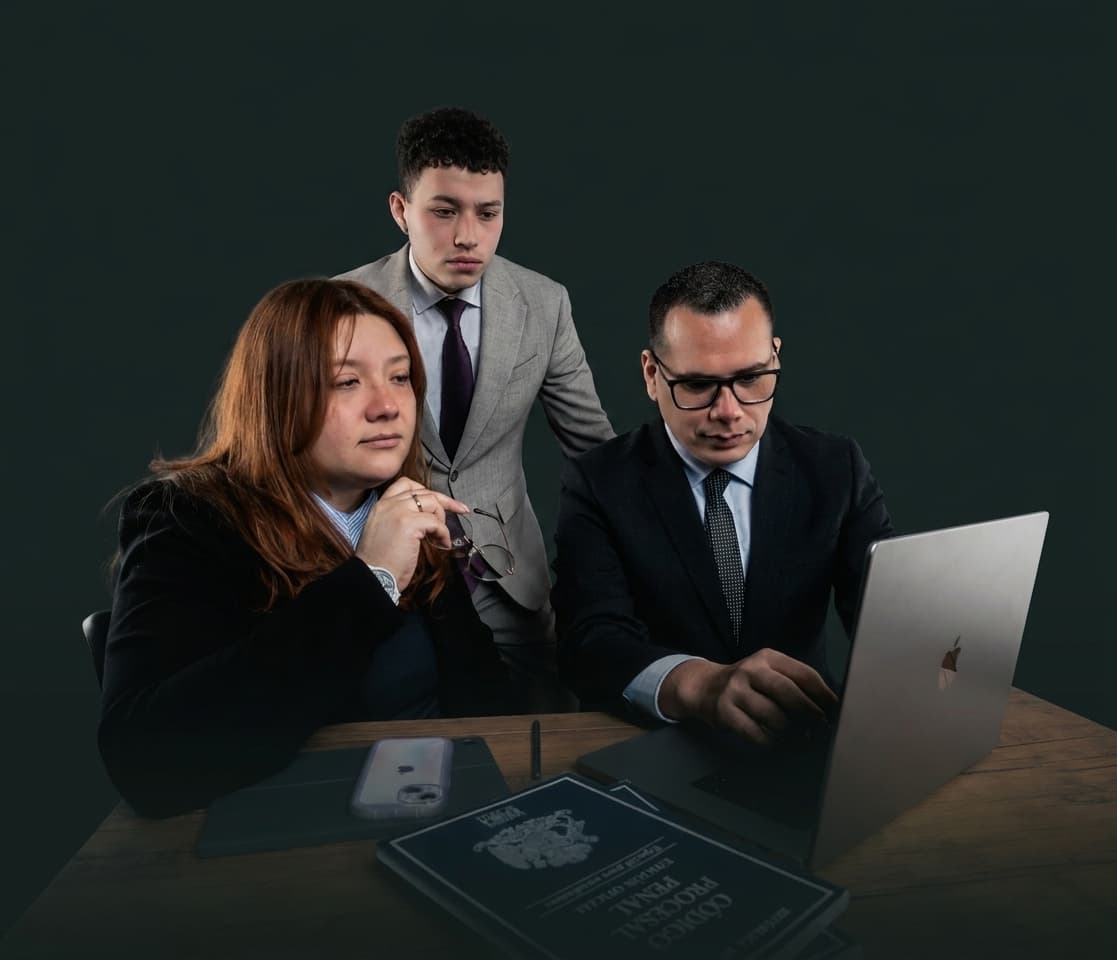El equipo de RJZ Abogados revisando una causa